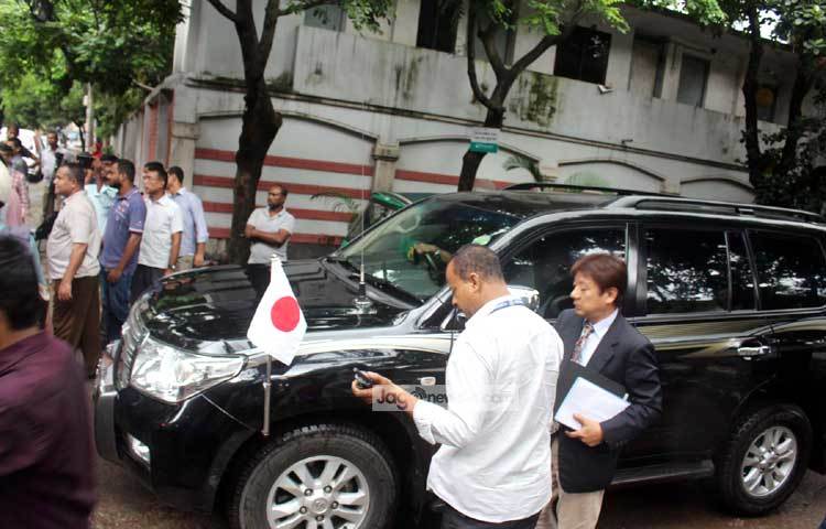গুলশানে জঙ্গি হামলায় আক্রান্ত হলি আর্টিসান রেস্টুরেন্টে জাপানের রাষ্ট্রদূত ও একজন প্রতিমন্ত্রী ঘটনাস্থল পরিদর্শনে এসেছেন। ছবি : বিপ্লব দিক্ষিৎ।