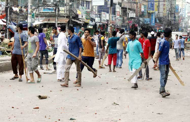 ঢাকা দক্ষিণ সিটি কর্পোরেশনের মেয়র সাঈদ খোকন ও ডিএমপি কমিশনার আছাদুজ্জামান মিয়া হকার উচ্ছেদ করে সাংবাদিকদের সঙ্গে ব্রিফিং করে চলে যেতে না যেতেই এ সংঘর্ষের সূত্রপাত ঘটে। ছবি : বিপ্লব দিক্ষিৎ।