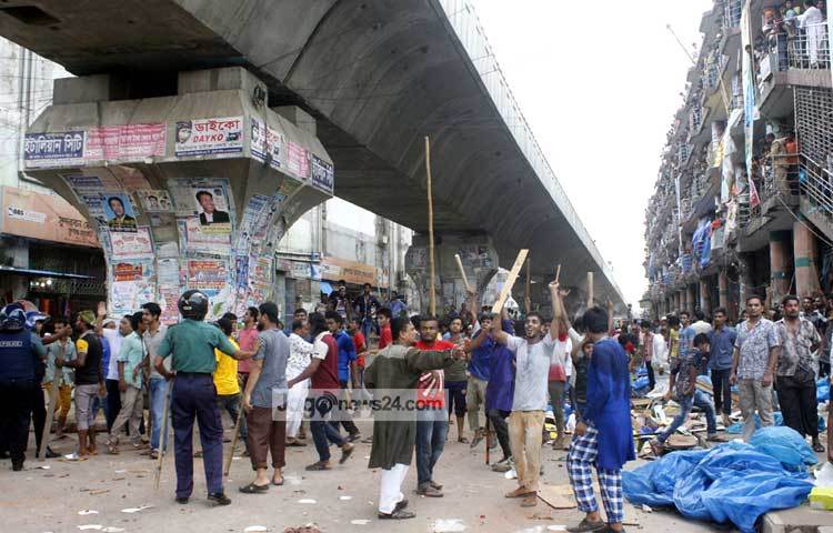 হকার উচ্ছেদ ঘটনায় ওই এলাকয় যান চলাচল ও দোকান-পাট সাময়িকভাবে বন্ধ ছিল। তবে পুলিশের দাবি, ধাওয়া পাল্টা ধাওয়ার সময় তারা পরিস্থিতি নিয়ন্ত্রণে আনে। এখন যান চলাচল স্বাভাবিক রয়েছে। ছবি : বিপ্লব দিক্ষিৎ।