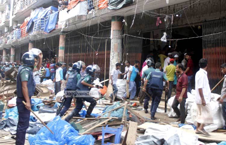 এর আগে বৃহস্পতিবার বিকেল পৌনে ৪টার দিকে ঢাকা দক্ষিণ সিটি কর্পোরেশনের মেয়র সাঈদ খোকন ও ডিএমপি কমিশনার আছাদুজ্জামান মিয়া হকার উচ্ছেদে অভিযান পরিচালনা করেন। ছবি : বিপ্লব দিক্ষিৎ।