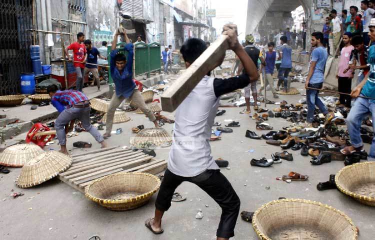 উচ্ছেদ অভিযানে হকারদের মাঝে ব্যাপক উত্তেজনা ছড়িয়ে পড়ে। ছবি : বিপ্লব দিক্ষিৎ।