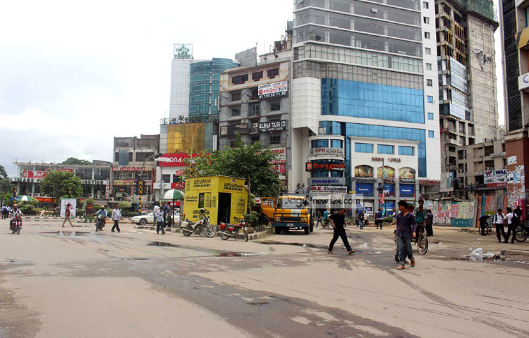 আইন শৃঙ্খলা রক্ষার স্বার্থেই গুলশান এলাকার যানবাহন চলাচল বন্ধ করে দেওয়া হয়েছে বলে জানিয়েছে পুলিশ কর্তৃপক্ষ। ছবি : বিপ্লব দিক্ষিৎ।