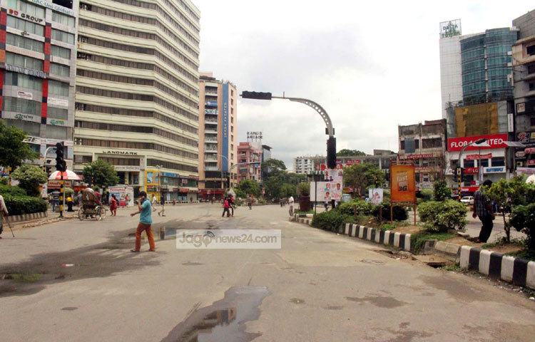 শুধুমাত্র বিভিন্ন আইন শৃঙ্খলা রক্ষাকারী বাহিনীর সদস্যদের যানবাহন চলছে গুলশান এলাকায়। ছবি : বিপ্লব দিক্ষিৎ।