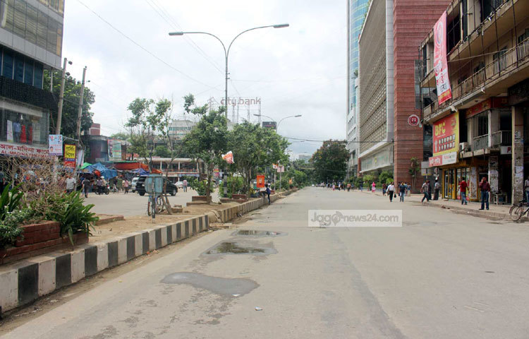 গুলশান এলাকায় সব ধরনের যান চলাচল বন্ধ থাকায় সকাল থেকে অফিসগামী লোকজন সীমাহীন ভোগান্তির শিকার হয়েছেন। ছবি : বিপ্লব দিক্ষিৎ।