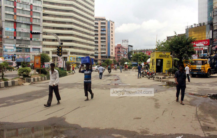পায়ে হেঁটে অফিসগামী লোকজন নির্দিষ্ট গন্তেব্যে যেতে দেখা গেছে। ছবি : বিপ্লব দিক্ষিৎ।