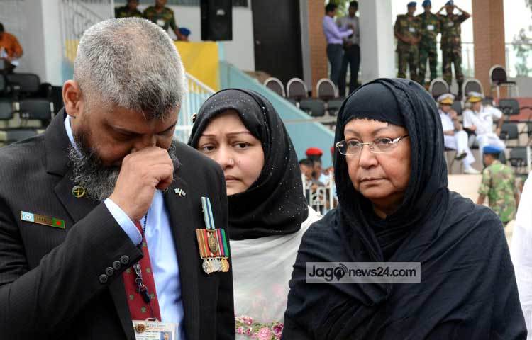 আজ সোমবার সকাল ১০টা ২ মিনিটে প্রধানমন্ত্রী শেখ হাসিনার শ্রদ্ধা নিবেদনের পর সর্বস্তরের মানুষ ফুল দিয়ে শ্রদ্ধা জানান। ছবি : বিপ্লব দিক্ষিৎ।