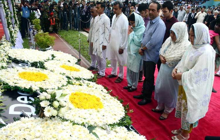 নিহত ব্যক্তিদের প্রতি শ্রদ্ধা জানাতে আসেন বাংলাদেশে অবস্থিত বিভিন্ন দেশের দূতাবাসের রাষ্ট্রদূত, কূটনীতিকসহ বিদেশি নাগরিকেরা। ছবি : বিপ্লব দিক্ষিৎ।