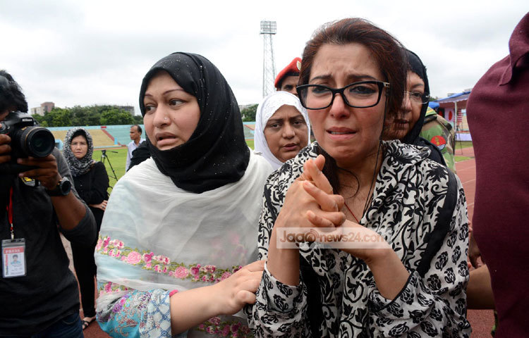 শ্রদ্ধা জানাতে এসে কান্নায় ভেঙ্গে পড়েন নিহতদের সজনরা। ছবি : বিপ্লব দিক্ষিৎ।