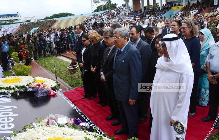 শ্রদ্ধা জানানোর জন্য আর্মি স্টেডিয়ামে যে মঞ্চটি তৈরি করা হয়, সেখানে তিনটি মরদেহ আনা হয়। দুটি কফিন ঢাকা ছিল বাংলাদেশের পতাকা দিয়ে। আরেকটি ঢাকা ছিল বাংলাদেশ ও যুক্তরাষ্ট্রের পতাকা দিয়ে। ছবি : বিপ্লব দিক্ষিৎ।