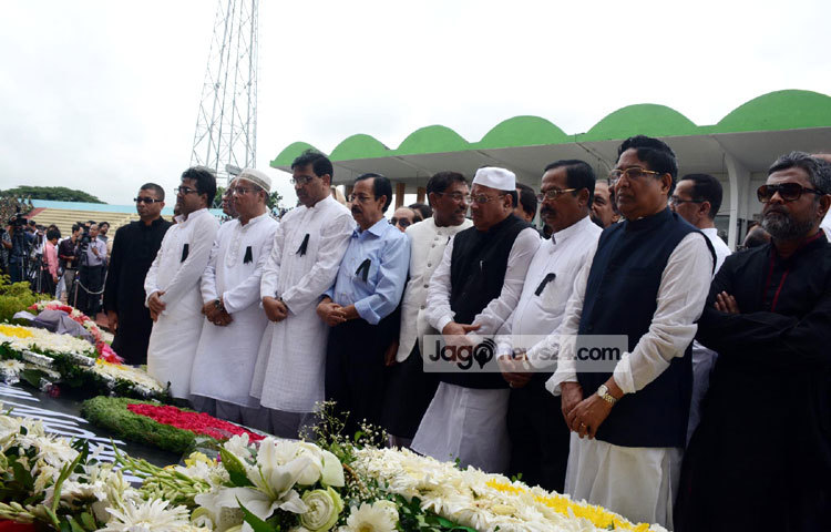 হামলায় পাঁচ দেশের নাগরিকেরা নিহত হওয়ায় মঞ্চের পেছনে পাঁচটি দেশের পতাকা টাঙানো হয়। মাঝে ছিল বাংলাদেশের পতাকা। বাঁ দিকে প্রথমে ভারতের এরপর ইতালির, জাপানের ও যুক্তরাষ্ট্রের পতাকা ছিল। ছবি : বিপ্লব দিক্ষিৎ।