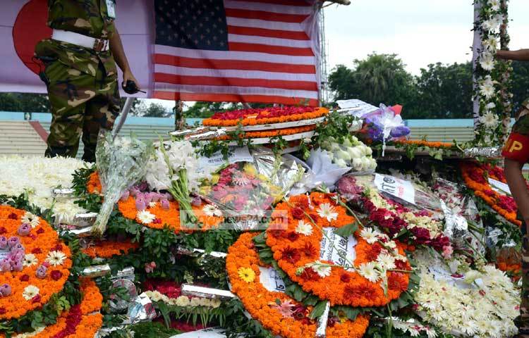 রাজধানীর আর্মি স্টেডিয়ামে গুলশানে জঙ্গি হামলায় নিহতদের কফিনে ফুল দিয়ে শ্রদ্ধা জানাচ্ছেন স্বজনেরা। ছবি : বিপ্লব দিক্ষিৎ।