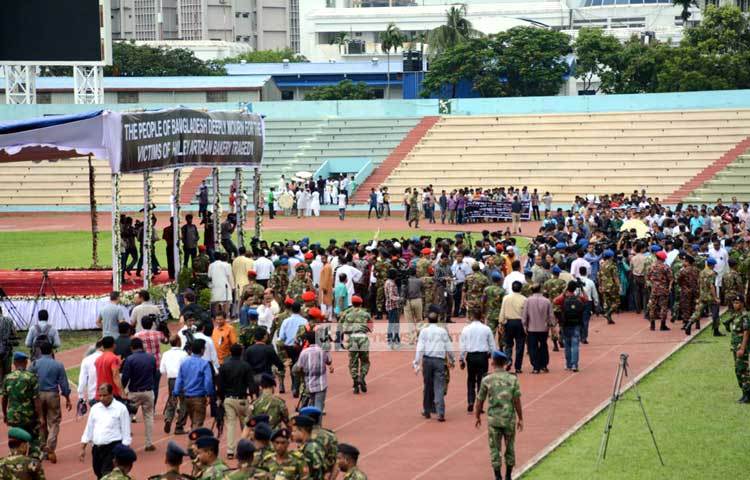 শ্রদ্ধা নিবেদনের পর প্রধানমন্ত্রী শেখ হাসিনা হামলায় নিহত দুই বাংলাদেশি ফারাজ আইয়াজ হোসেন ও ইশরাত আকন্দ এবং এক বাংলাদেশি বংশোদ্ভূত যুক্তরাষ্ট্রের নাগরিক অবিন্তা কবীরের মরদেহ স্বজনদের কাছে হস্তান্তর করেন। ছবি : বিপ্লব দিক্ষিৎ।