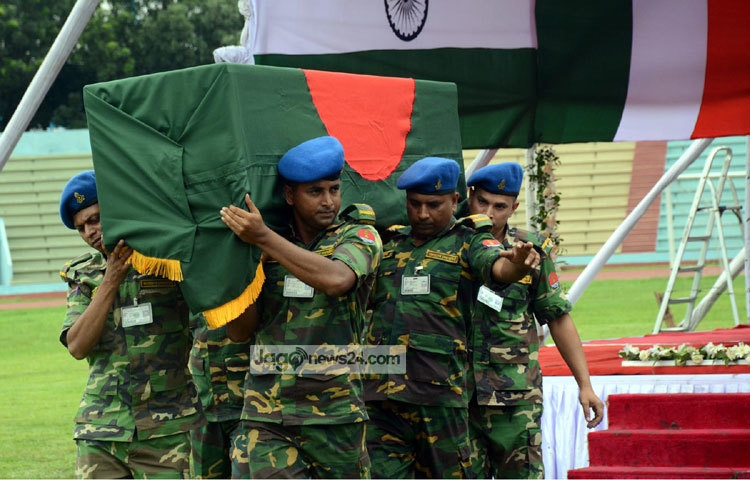 লাশ নিয়ে যাচ্ছেন সেনাসদস্যরা। শোকে মুহ্যমান প্রত্যেক সেনা সদস্য। ছবি : বিপ্লব দিক্ষিৎ।