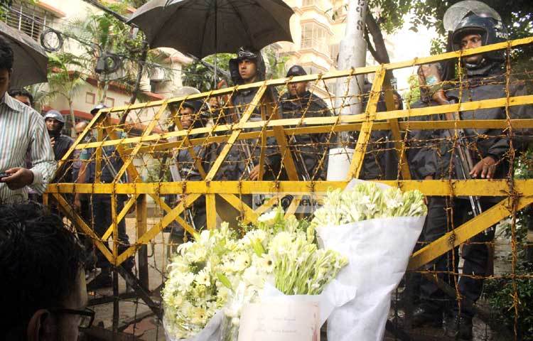 রোববার দুপুরে রেস্টুরেন্টের সামনে কাঁটাতারের ব্যারিকেডস্থলে ফুল দিয়ে শ্রদ্ধা জানায় দেশি-বিদেশি সাধারণ মানুষ। ছবি : বিপ্লব দিক্ষিৎ।