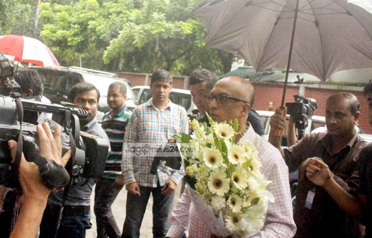 এর আগে শ্রদ্ধা জানাতে হলি আর্টিসান রেস্টুরেন্টে যেতে চাইলে পুলিশ বাধা দেয় এবং রোডের কাঁটাতারের ব্যারিকেড এলাকায় ফুল দেয়ার অনুমিত দেয়। ছবি : বিপ্লব দিক্ষিৎ।