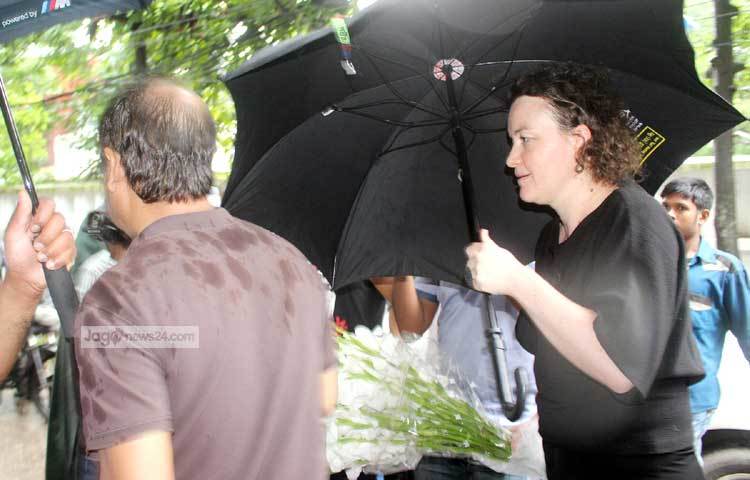 এদিকে নিহতদের স্মরণে দুদিনের রাষ্ট্রীয় শোকের দ্বিতীয় দিন (সোমবার) সকাল ১০টায় ঢাকার আর্মি স্টেডিয়ামে শ্রদ্ধা নিবেদন করবেন প্রধানমন্ত্রী শেখ হাসিনা। ছবি : বিপ্লব দিক্ষিৎ।