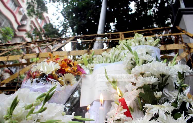 এক সংবাদ বিজ্ঞপ্তিতে জানানো হয়, আওয়ামী লীগ সভাপতি শেখ হাসিনার পাশাপাশি আওয়ামী লীগের&nbsp; কেন্দ্রীয় নেতারাও (সোমবার) নিহতদের শ্রদ্ধা জানাবেন। ছবি : বিপ্লব দিক্ষিৎ।