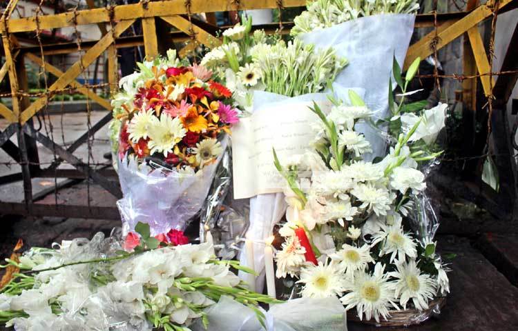 এছাড়া গুলশানে নিহতদের স্মরণে দেশের মসজিদ, মন্দির, গির্জা ও প্যাগোডায় বিশেষ প্রার্থনার আয়োজন করা হবে। ছবি : বিপ্লব দিক্ষিৎ।