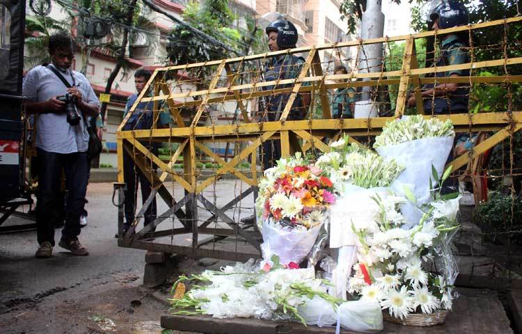 আজ রোববার সকাল থেকেই রাজধানীতে থেমে থেমে বৃষ্টি হচ্ছে। এরই মধ্যে শ্রদ্ধা জানাতে জড়ো হয়েছেন মানুষ। ছবি : বিপ্লব দিক্ষিৎ।
