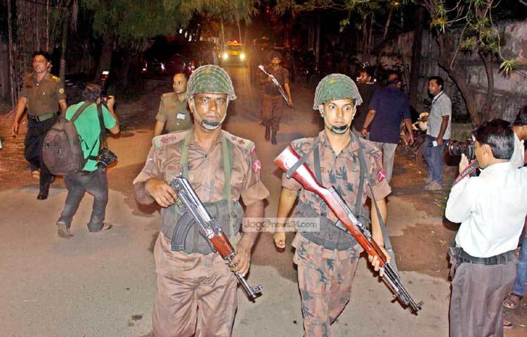 গুলশানে স্প্যানিশ রেস্টুরেন্ট হলি আর্টিসান বেকারিতে গতকাল শুক্রবার রাত পৌনে ৯টার দিকে অস্ত্রধারীরা হামলা চালায়। এ ঘটনার সঙ্গে সঙ্গেই পুরো এলাকা নিরাপত্তার চাদরে ঢেকে ফেলা হয়। ছবি : বিপ্লব দিক্ষিৎ।