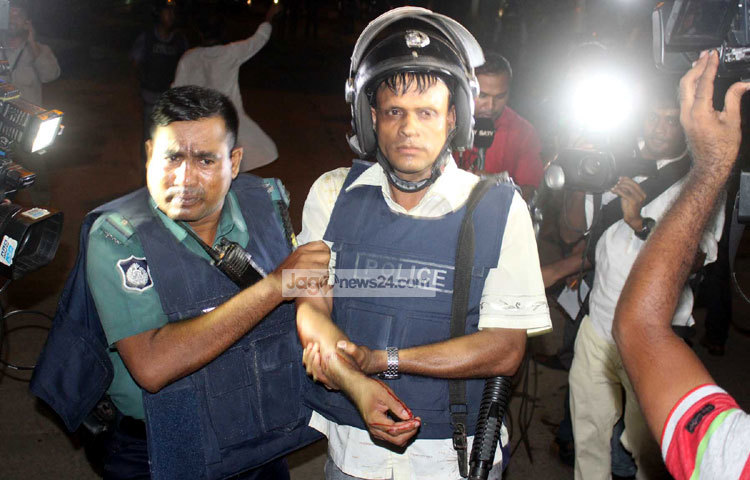 জঙ্গিদের হামলায় আহত এক পুলিশ সদস্যকে চিকিৎসার জন্য নিয়ে যাওয়া হচ্ছে। ছবি : বিপ্লব দিক্ষিৎ।