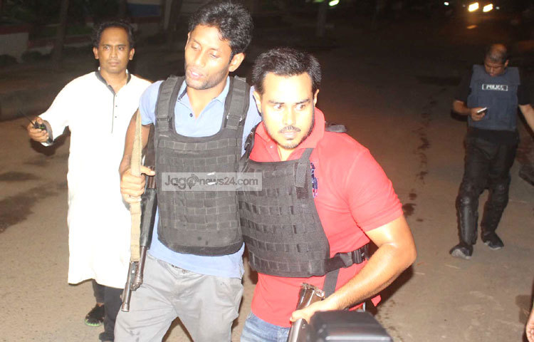 আহত আরো এক পুলিশ সদস্যকে নিয়ে যাওয়া হচ্ছে। ছবি : বিপ্লব দিক্ষিৎ।