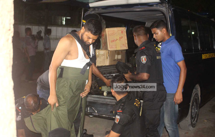 জঙ্গি দমন অভিযানে নামার আগে বিশেষ প্রস্তুতি নিচ্ছেন ব্যাবের এক সদস্য। ছবি : বিপ্লব দিক্ষিৎ।