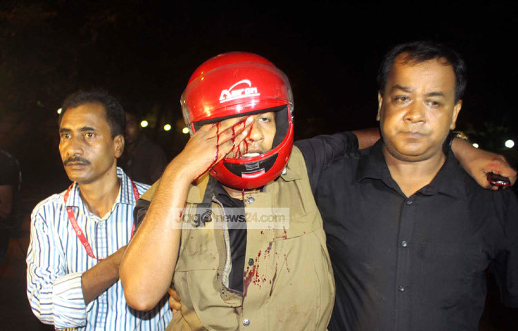 রক্তাক্ত অবস্থায় একজনকে উদ্ধার করে চিকিৎসার জন্য নিয়ে যাওয়া হচ্ছে। ছবি : বিপ্লব দিক্ষিৎ।