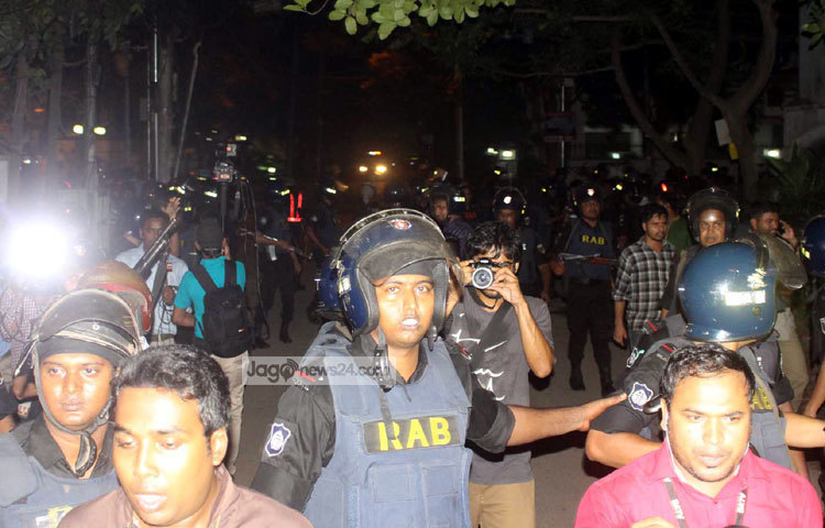 নিরাপত্তার স্বার্থে আইন শৃঙ্খলা রক্ষাকারী বাহিনী সাধারণ মানুষ ও মিডিয়া কর্মীদের সরিয়ে দেওয়া হচ্ছে। ছবি : বিপ্লব দিক্ষিৎ।