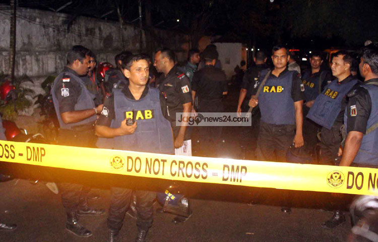 রাজধানীর গুলশানে স্প্যানিশ রেস্টুরেন্ট হলি আর্টিসান বেকারিতে গতকাল শুক্রবার রাত পৌনে ৯টার দিকে অস্ত্রধারীরা হামলা চালায়। ছবি : বিপ্লব দিক্ষিৎ।