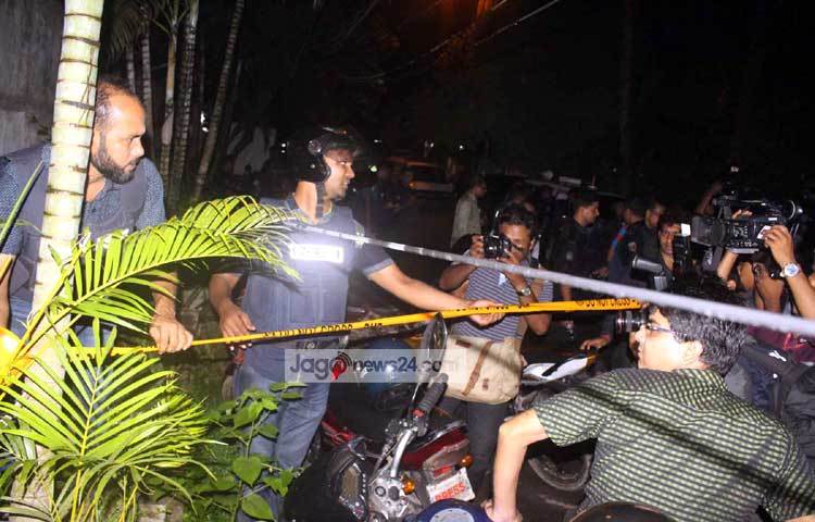 সন্ত্রাসীরা রেস্টুরেন্টটি দখলে নেওয়ার সঙ্গে সঙ্গেই পুলিশ পুরো এলাকা তাদের নিয়ন্ত্রনে নেয়। ছবি : বিপ্লব দিক্ষিৎ।