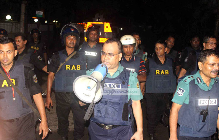 নিরাপত্তার স্বার্থে কৌতূহলী লোকজনকে দূরে অবস্থানের আহবান জানাচ্ছে পুলিশ। ছবি : বিপ্লব দিক্ষিৎ।