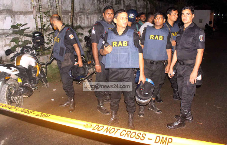 আইন শৃঙ্খলা রক্ষাকারী বাহিনীর সদস্যদের চোখে মুখে দুশ্চিন্তার ছাপ। ছবি : বিপ্লব দিক্ষিৎ।