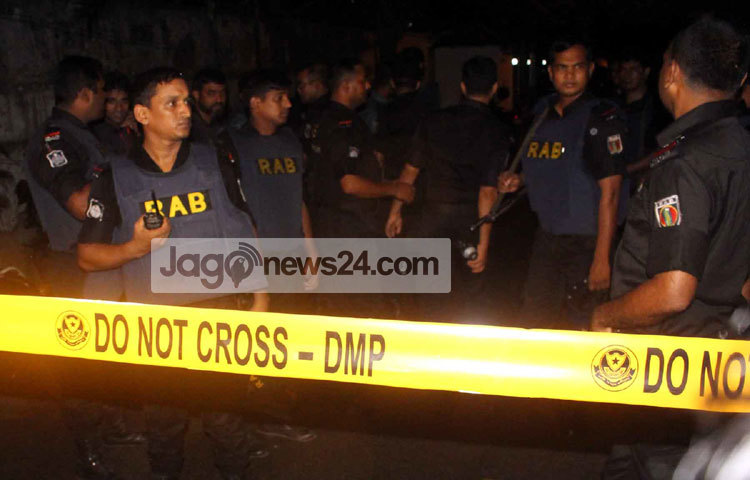 রাতভর হলি আর্টিসান সংলগ্ন এলাকায় নিরাপত্তা বাহিনীর সদস্যরা মোতায়েন ছিলো। পরে আজ শনিবার সকালে পুলিশ, র&zwnj;্যাব, বিজিবি, সোয়াত, সেনা ও&nbsp; নৌবাহিনীর কমান্ডোদের সমন্বয়ে জিম্মি উদ্ধারের অভিযান চালানো হয়। ছবি : বিপ্লব দিক্ষিৎ।