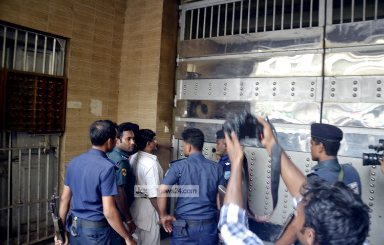 মঙ্গলবার (১০ মে) দুপুর তিনটায় রাজুকে কাশিমপুর হাই-সিকিউরিটি কারাগার থেকে ঢাকা কেন্দ্রীয় কারাগারে আনা হয়েছে। ছবি : বিপ্লব দিক্ষিৎ।