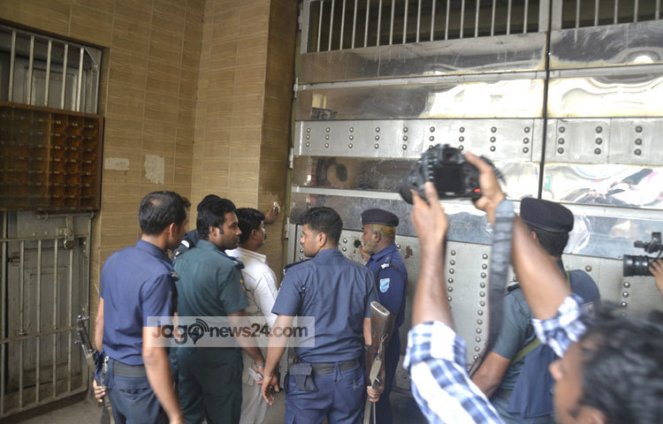 কারারক্ষীদের প্রহরায় প্রিজন ভ্যানে করে এনে রাজুকে কারাগারের ভেতরে নেওয়া হচ্ছে।বিপ্লব দিক্ষিৎ।