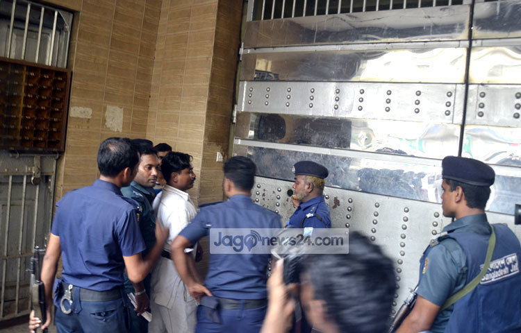 কারাগারের গেট খোলার অপেক্ষায় রাজুকে নিয়ে কারারক্ষীরা। ছবি : বিপ্লব দিক্ষিৎ।