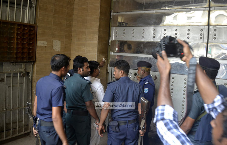 কারা বিধি অনুসারে, একটি ফাঁসির রায় কার্যকর করতে সাতজন জল্লাদ অংশ নেয়। এখন পর্যন্ত জল্লাদদের চূড়ান্ত তালিকা প্রস্তুত করা না হলেও জল্লাদ রাজুর নেতৃত্বে নিজামীর ফাঁসির রায় কার্যকর করার সম্ভাবনা বেশি বলে জানিয়েছে কারা সূত্র। ছবি : বিপ্লব দিক্ষিৎ।