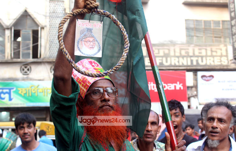 নিজামীর ফাঁসির বায় দ্রুত কার্যকরের জন্য বিভিন্ন শ্লোগান দিচ্ছেন এই মুক্তিযোদ্ধা। ছবি : বিপ্লব দিক্ষিৎ।