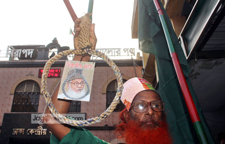 নিজামীকে প্রতিকী ফাঁসিতে ঝুলিয়েছেন এই মুক্তিযোদ্ধা। ছবি : বিপ্লব দিক্ষিৎ।