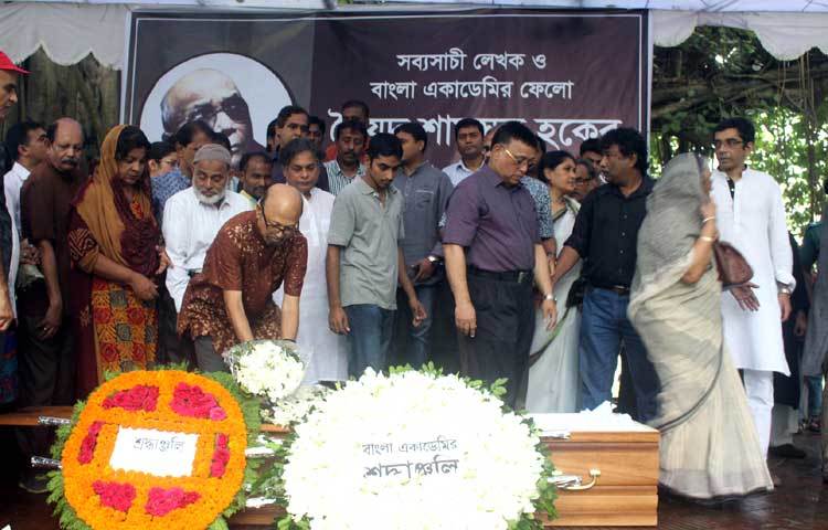 কবির প্রতি শ্রদ্ধা জানাচ্ছেন বিশিষ্ট চিত্রশিল্পী হাসেম। ছবি : বিপ্লব দিক্ষিৎ।