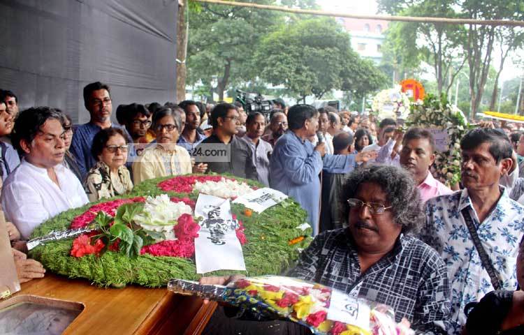 সব্যচাসীর কফিনে ফুলেল শ্রদ্ধা জানাচ্ছেন সংগীতশিল্পী ফকির আলমগীর। ছবি : বিপ্লব দিক্ষিৎ।