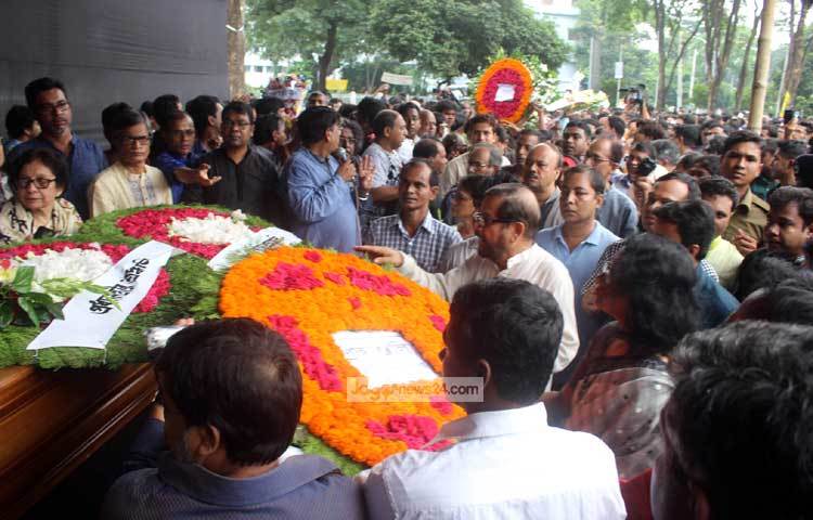 সংস্কৃতিমন্ত্রী আসাদুজ্জামান নূর সব্যসাচীর প্রতি শ্রদ্ধা নিবেদন করছেন। ছবি : বিপ্লব দিক্ষিৎ।