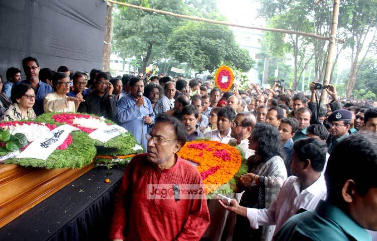 সব শ্রেণির মানুষ হৃদয়ের বিনম্র ভালোবাসায় অন্তিম শ্রদ্ধা নিবেদন করছে। ছবি : বিপ্লব দিক্ষিৎ।