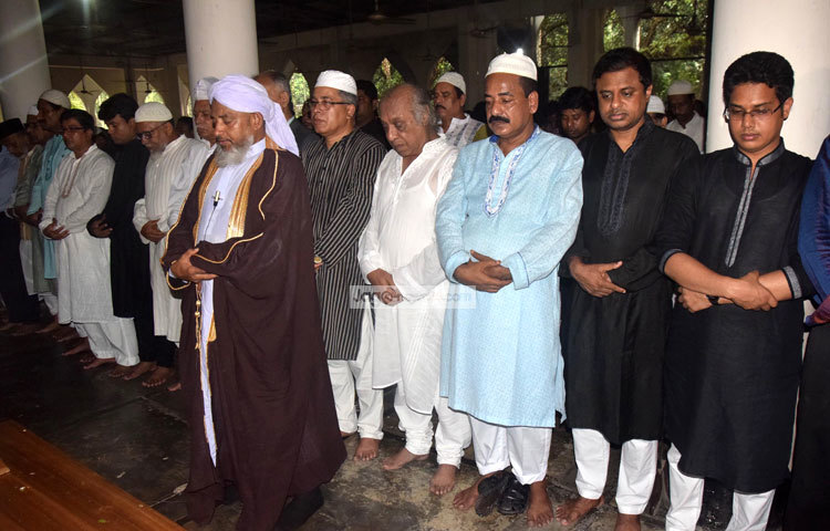 সদ্যপ্রয়াত সব্যসাচী লেখক সৈয়দ শামসুল হকের জানাজা ঢাকা বিশ্ববিদ্যালয়ের কেন্দ্রীয় শহিদ মিনারে অনুষ্ঠিত হয়েছে। ছবি : মাহবুব আলম।