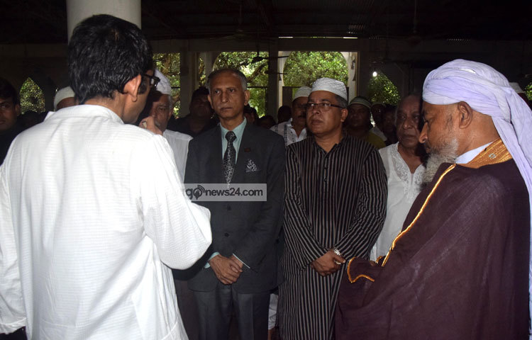 এ জানাজায় অন্যান্যদের মধ্যে উপস্থিত ছিলেন ঢাকা বিশ্ববিদ্যালয়ের উপাচার্য আ আ ম স আরেফিন সিদ্দিক। ছবি : মাহবুব আলম।