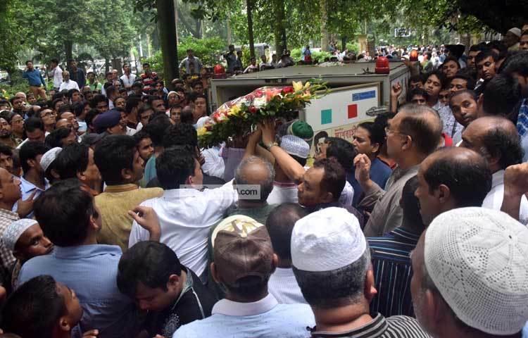 ঢাকা বিশ্বদিব্যালয়ের কেন্দ্রীয় মসজিদে জানাজা নেওয়ার সময় মানুষের ঢল। ছবি : মাহবুব আলম।