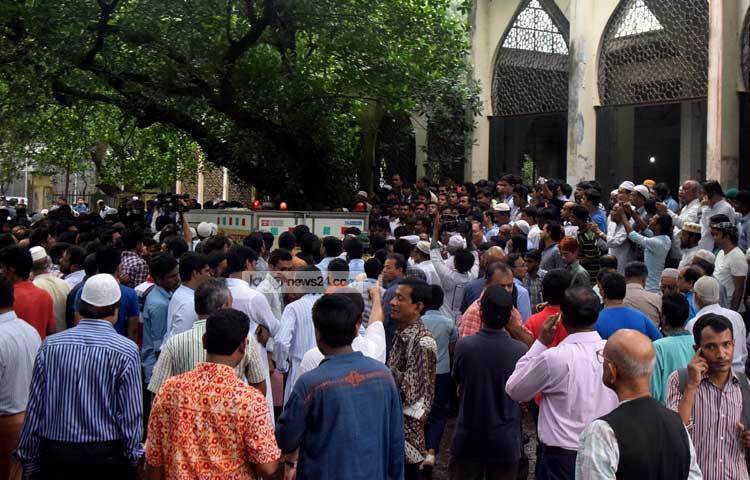 ঢাকা বিশ্ববিদ্যালয়ের কেন্দ্রীয় মসজিদে জানাজার পূর্বমুহূর্ত। এ জানাজায় বিশ্ববিদ্যালয়ের শিক্ষক, ছাত্রসহ বিভিন্ন শ্রেণির মানুষ অংশ গ্রহণ করে। ছবি : মাহবুব আলম।