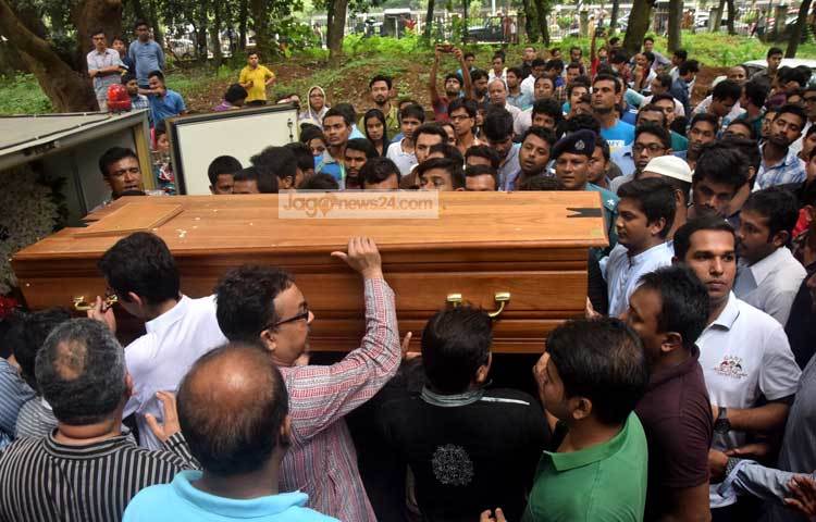 জানাজার জন্য সব্যসাচীর কফিন অ্যাম্বুলেন্স থেকে বের করা হচ্ছে। ছবি : মাহবুব আলম।