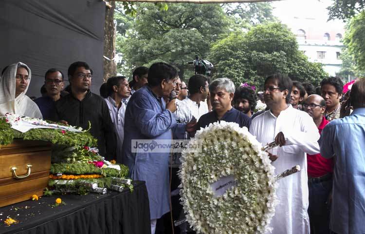 কেন্দ্রীয়&nbsp;শহীদ মিনারে সব্যসাচী লেখক সৈয়দ শামসুল হকের প্রতি শ্রদ্ধা ও ভালোবাসা জানিয়েছেন সর্বস্তরের মানুষ। ফুলে ফুলে তারা ঢেকে দেন কবির কফিন। ছবি : মাহবুব আলম।